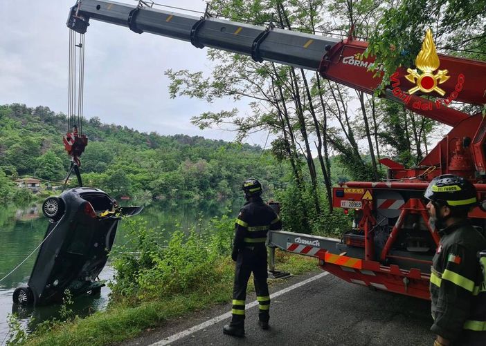 FOTO - Esce di strada e finisce nel fiume. Recuperato dai vigili del fuoco FOTO - Esce di strada e finisce nel fiume. Recuperato dai vigili del fuoco