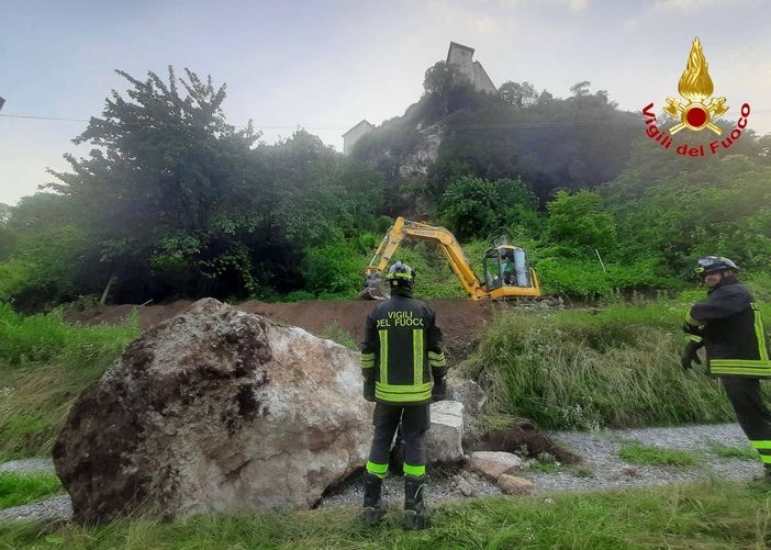 FOTO. Angera, grosso macigno si stacca ai piedi della Rocca: due famiglie evacuate FOTO. Angera, grosso macigno si stacca ai piedi della Rocca: due famiglie evacuate