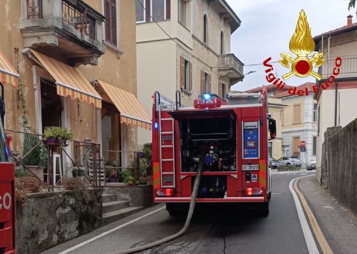Fiamme in centro a Leggiuno, a fuoco il tetto di un edificio