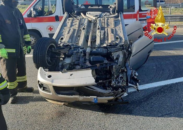 Carambola in Autolaghi, macchina si ribalta dopo lo scontro con un camion Carambola in Autolaghi, macchina si ribalta dopo lo scontro con un camion
