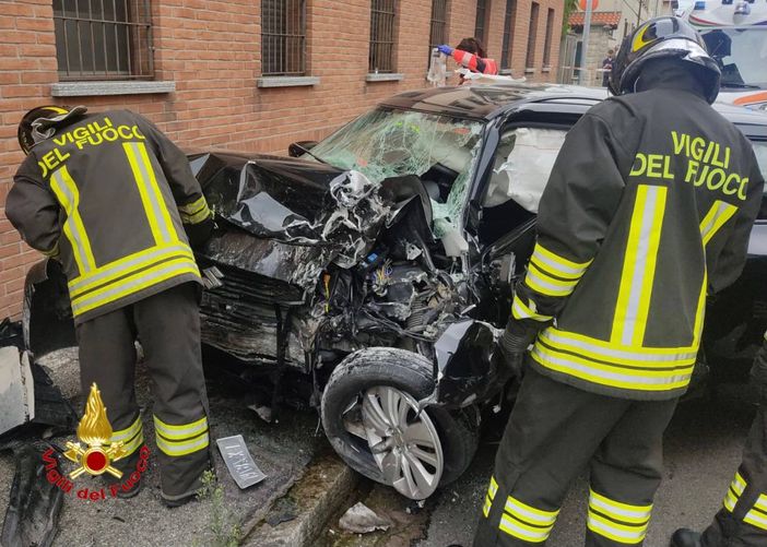 Cesate, auto contro un muro: grave il conducente