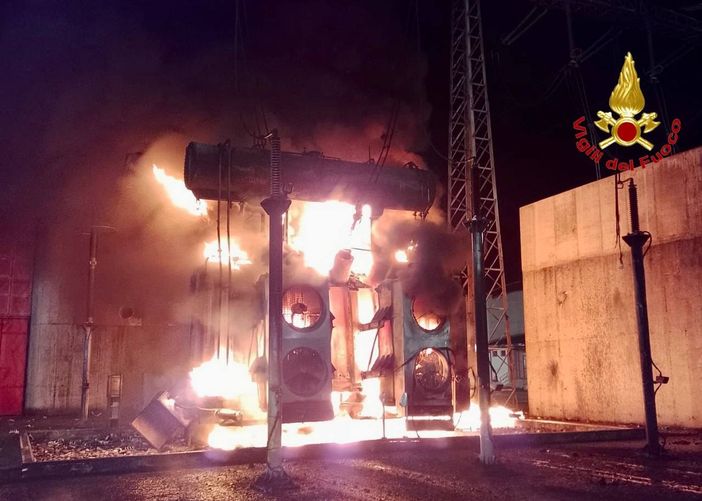 FOTO. Trasformatore con 6000 litri di olio in fiamme in una centrale di Cagno: vigili del fuoco al lavoro da stanotte FOTO. Trasformatore con 6000 litri di olio in fiamme in una centrale di Cagno: vigili del fuoco al lavoro da stanotte