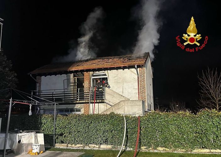 Esplosione in un'abitazione di Carbonate: due feriti soccorsi dai vigili del fuoco di Como e Varese Esplosione in un'abitazione di Carbonate: due feriti soccorsi dai vigili del fuoco di Como e Varese