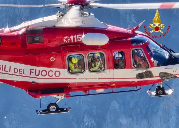 Uno dei "draghi" di Malpensa in azione di soccorso Uno dei "draghi" di Malpensa in azione di soccorso