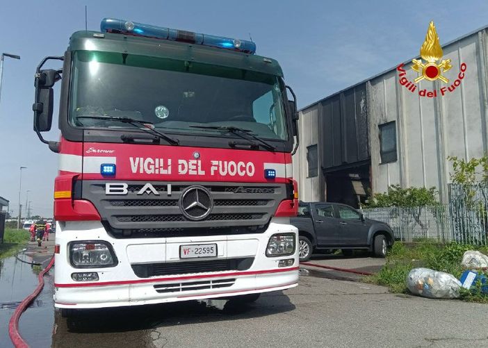 Incendio in un capannone industriale di Saronno, altissima la colonna di fumo Incendio in un capannone industriale di Saronno, altissima la colonna di fumo