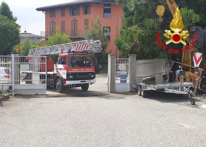 Incendio in un cantiere nautico, vigili del fuoco in azione Incendio in un cantiere nautico, vigili del fuoco in azione