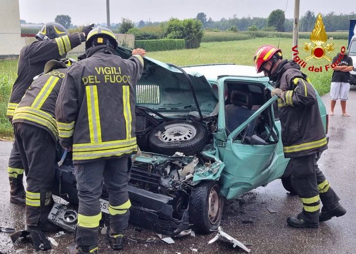 FOTO. Scontro tra un camion e una Panda a Castelseprio. Ferito un uomo di 31 anni