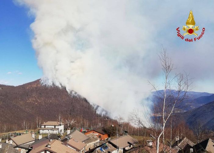 Lago Maggiore, ancora fiamme in Val Cannobina. Sull'incendio tornano in azione Canadair ed elicotteri Lago Maggiore, ancora fiamme in Val Cannobina. Sull'incendio tornano in azione Canadair ed elicotteri
