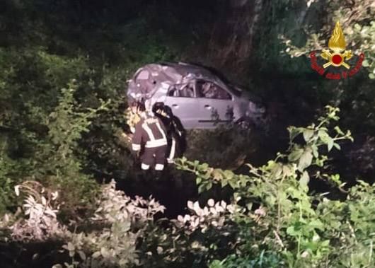 L'auto è finita nella boscaglia L'auto è finita nella boscaglia