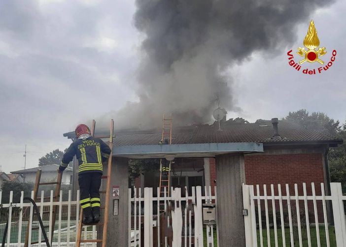 FOTO. Abitazione in fiamme a Somma Lombardo, sul posto numerosi mezzi dei vigili del fuoco FOTO. Abitazione in fiamme a Somma Lombardo, sul posto numerosi mezzi dei vigili del fuoco
