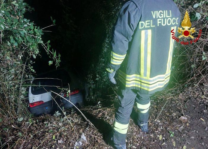 FOTO. Auto esce di strada e finisce nella boscaglia: un ferito a Luino
