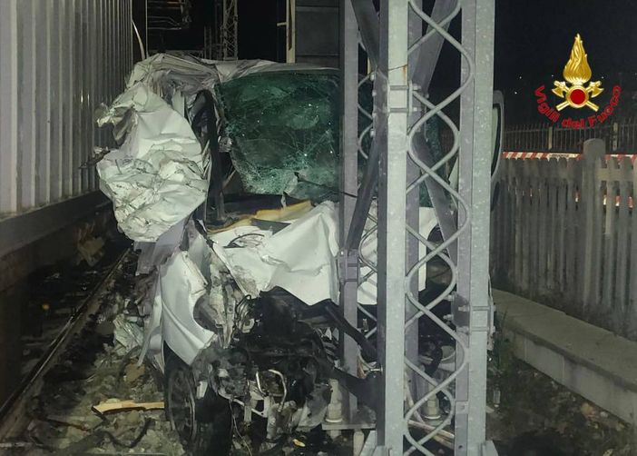 FOTO. Luino, furgone sui binari travolto da un treno merci