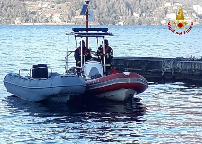 Maccagno, gommone alla deriva: lo recuperano i vigili del fuoco Maccagno, gommone alla deriva: lo recuperano i vigili del fuoco