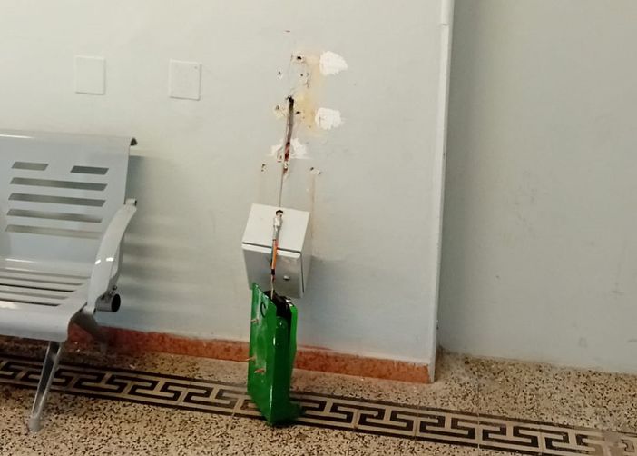 La convalidatrice danneggiata dai vandali alla stazione di Laveno Mombello