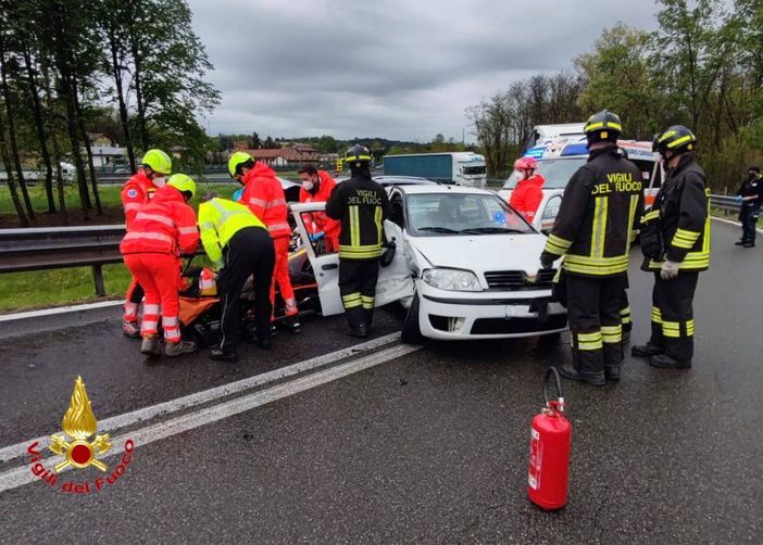 Schianto tra due auto in Autolaghi all'uscita di Cavaria: un ferito e svincolo chiuso per un'ora
