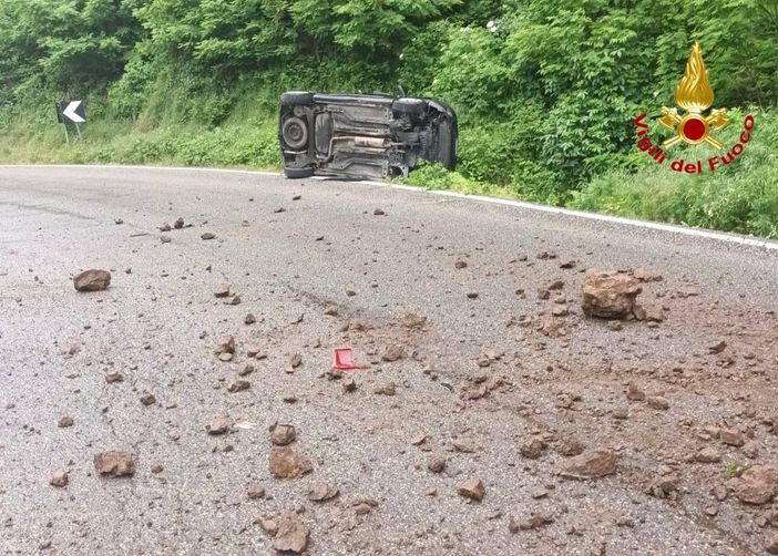 Frana sulla Sp43 tra Grantola e Cunardo: auto colpita, strada riaperta a senso unico alternato