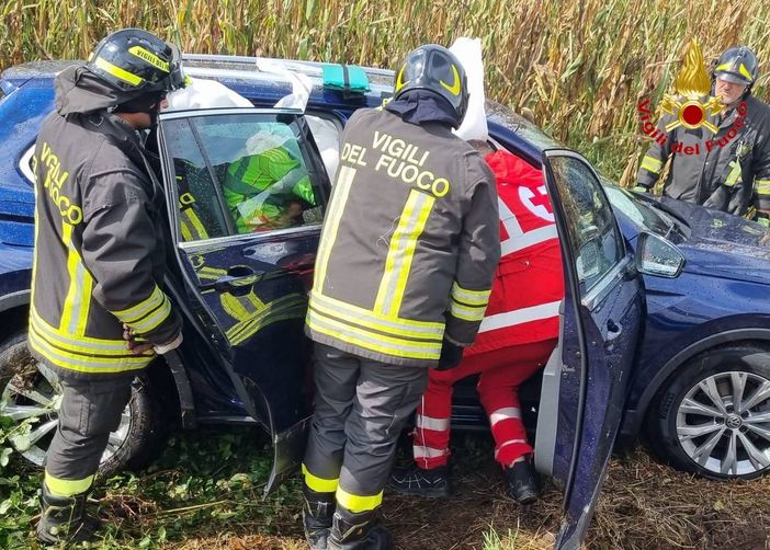 FOTO. Schianto tra due auto a Cairate, una finisce fuori strada: due donne ferite