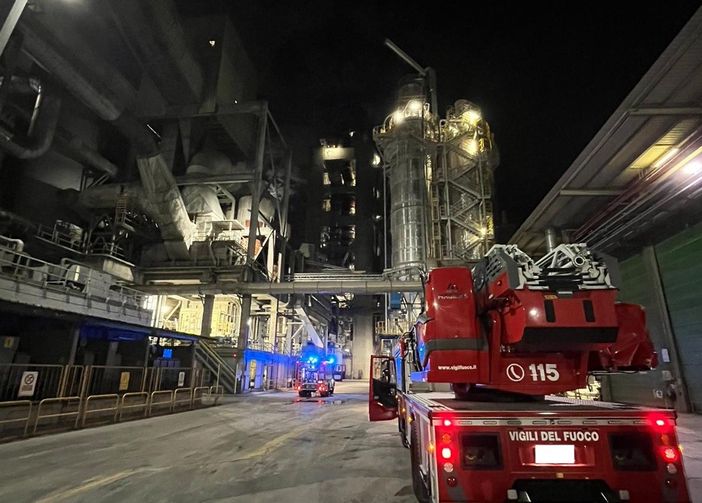 Incendio al cementificio, soccorso un dipendente