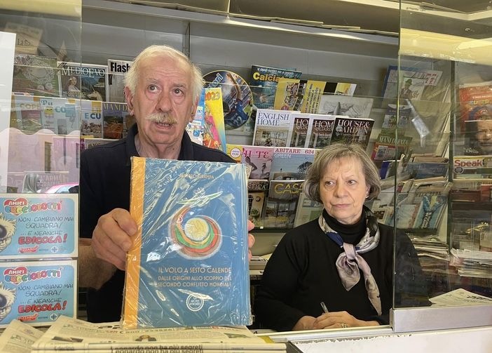 Giovanni Bosaia al lavoro in edicola con la moglie Daniela