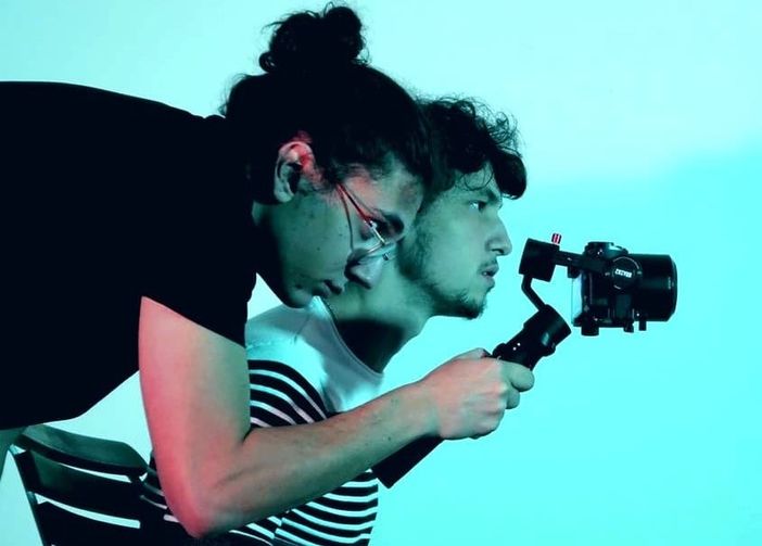 Un dettaglio del "dietro le quinte" di Anno Zero, con Gianluca Parisi, la sua videocamera e Lorenzo Montes (nel ruolo di Adam)