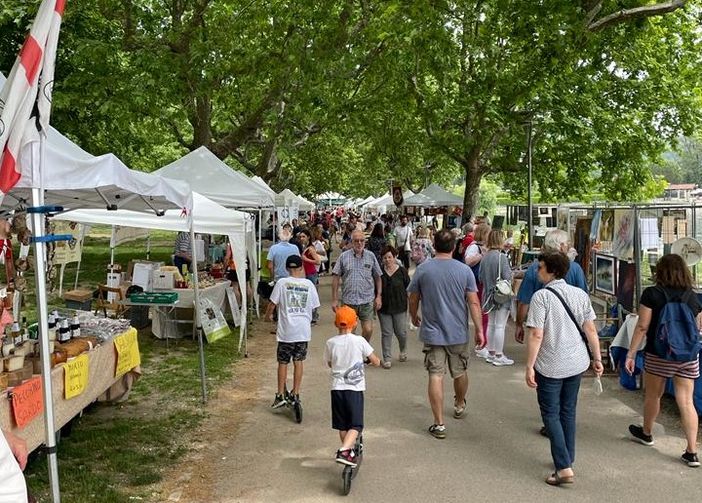 L'edizione 2022 di Asparagi e Fragole sul lungolago di Gavirate