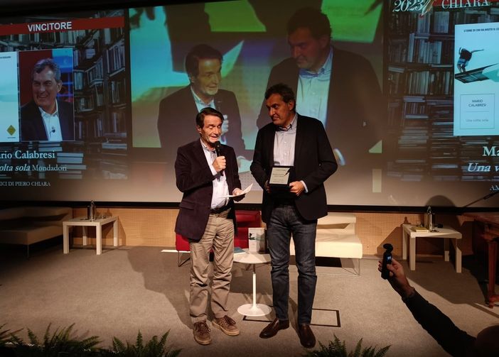 Attilio Fontana e Mario Calabresi, vincitore del Premio Chiara. Nella gallery, i tre finalisti con Bambi Lazzati e Romano Oldrini, Presidente dell'Associazione AMici di Piero Chiara Attilio Fontana e Mario Calabresi, vincitore del Premio Chiara. Nella gallery, i tre finalisti con Bambi Lazzati e Romano Oldrini, Presidente dell'Associazione AMici di Piero Chiara