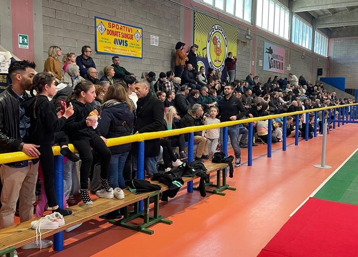 Il foltissimo pubblico che ha seguito le gare di ginnastica artistica a Daverio Il foltissimo pubblico che ha seguito le gare di ginnastica artistica a Daverio
