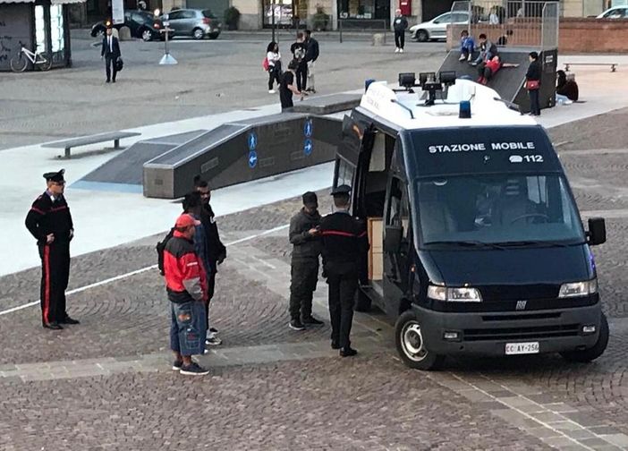 Varese, blitz dei carabinieri in centro: sei giovanissimi sorpresi con cocaina, hashish e marijuana Varese, blitz dei carabinieri in centro: sei giovanissimi sorpresi con cocaina, hashish e marijuana