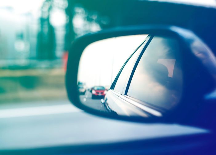 Dallo specchietto rotto al finto investimento, le truffe più diffuse al volante Dallo specchietto rotto al finto investimento, le truffe più diffuse al volante