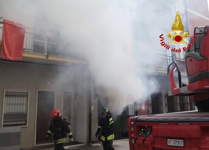 Condominio in fiamme a Venegono Inferiore: sei persone salvate Condominio in fiamme a Venegono Inferiore: sei persone salvate