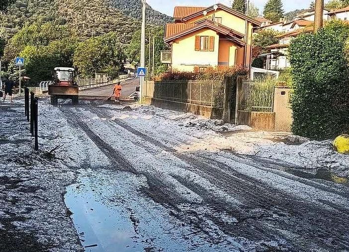 La condizione della strada provinciale a Cuasso al Monte a seguito della grandinata La condizione della strada provinciale a Cuasso al Monte a seguito della grandinata