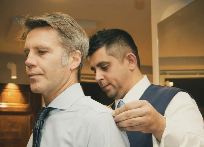 Matteo Petullo con il principe Emanuele Filiberto al quale ha confezionato una camicia su misura Matteo Petullo con il principe Emanuele Filiberto al quale ha confezionato una camicia su misura