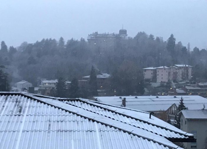 La neve è arrivata, anche Varese imbiancata: «Venerdì accumuli maggiori»
