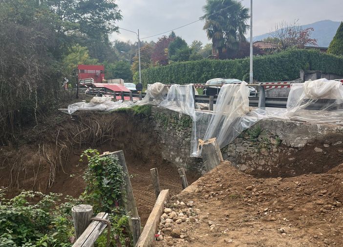 I lavori in corso sulla statale 233 a Lavena Ponte Tresa