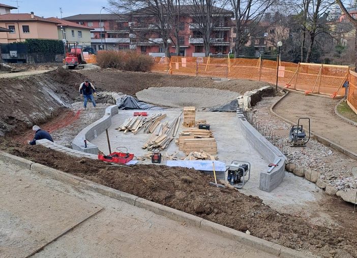 Il cantiere in corso al parco pubblico di via Milano a Besozzo