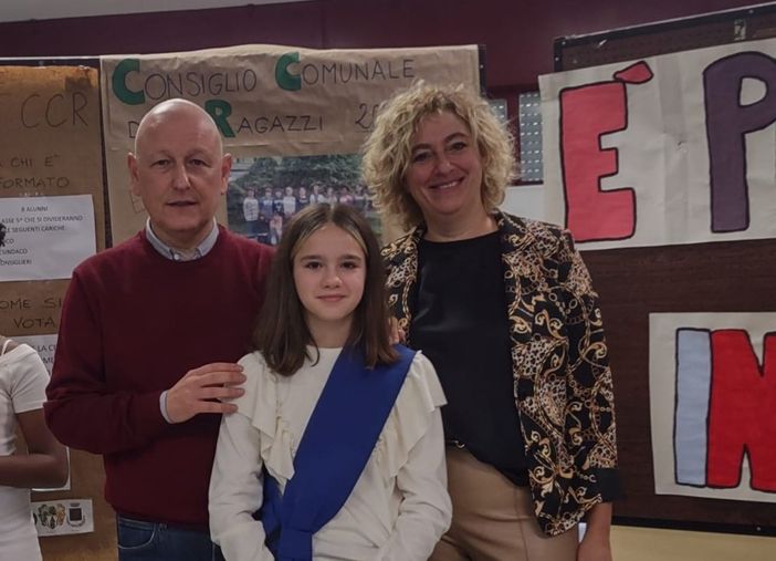 Il sindaco Fabio Passera con la sindaca dei ragazzi Gloria Floris e la dirigente scolastica Chiara Grazia Galazzetti