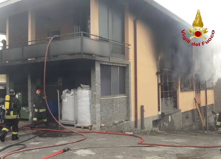 Incendio in un'azienda di lavorazioni plastiche a Morazzone: in fiamme anche l'abitazione al piano di sopra Incendio in un'azienda di lavorazioni plastiche a Morazzone: in fiamme anche l'abitazione al piano di sopra