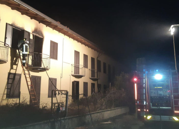 Incendio nella notte in una casa disabitata, vigili del fuoco in azione a Lonate Ceppino Incendio nella notte in una casa disabitata, vigili del fuoco in azione a Lonate Ceppino