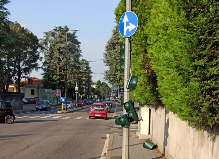 Il semaforo divelto in viale Cadorna a Legnano. Grossi disagi al traffico