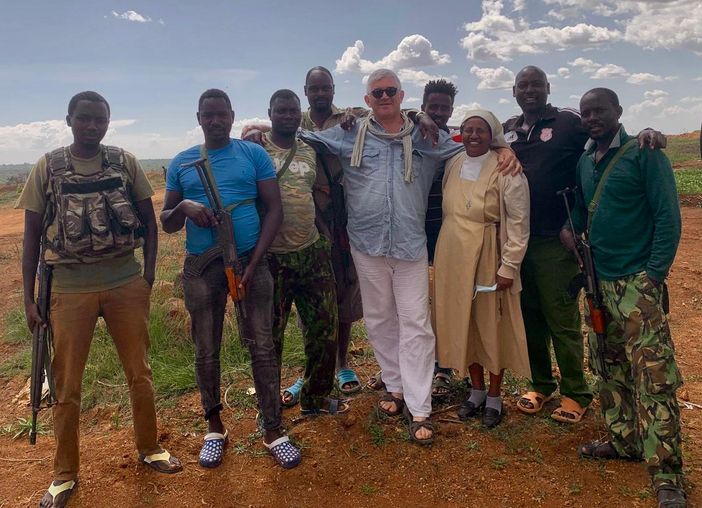 Dino Azzalin in uno dei suoi viaggi in Africa Dino Azzalin in uno dei suoi viaggi in Africa