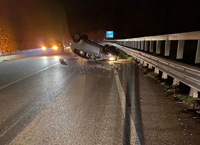 FOTO. Finisce fuori strada con l'auto e si ribalta. Paura ad Arcisate per un 19enne FOTO. Finisce fuori strada con l'auto e si ribalta. Paura ad Arcisate per un 19enne