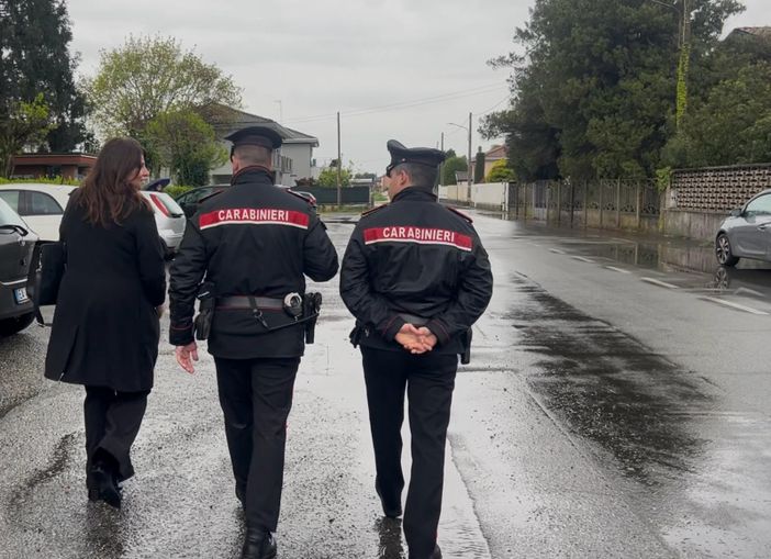 L'avvocato Scalia, legale della famiglia di Teresa, con i carabinieri oggi