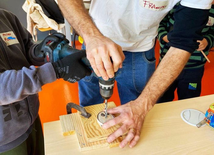 Alla scuola primaria di Luvinate una giornata di laboratori didattici: giochi matematici, falegnameria e attività di ricerca Alla scuola primaria di Luvinate una giornata di laboratori didattici: giochi matematici, falegnameria e attività di ricerca