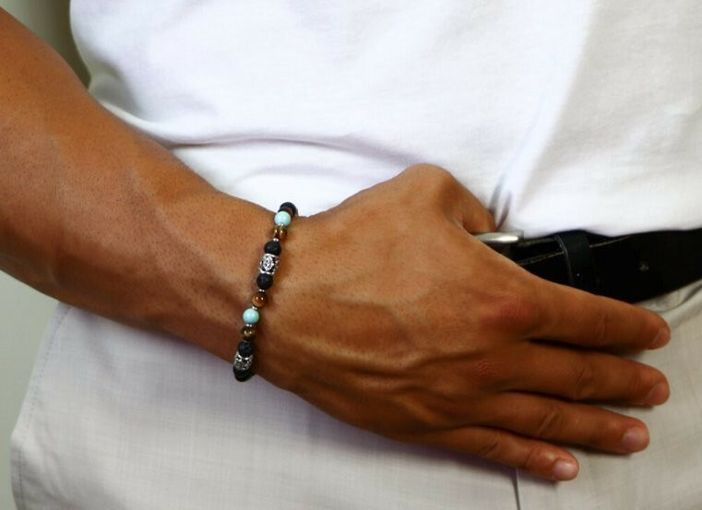 Bracciale uomo artigianale: cosa cambia rispetto a un accessorio di serie
