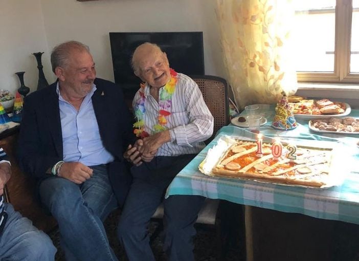 Il sindaco Franco Zeni con il festeggiato Dante Lovati Il sindaco Franco Zeni con il festeggiato Dante Lovati