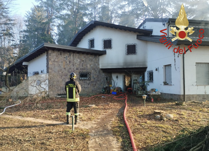 Abitazione in fiamme nel Comasco: muore un uomo, la figlia salvata dai vigili del fuoco