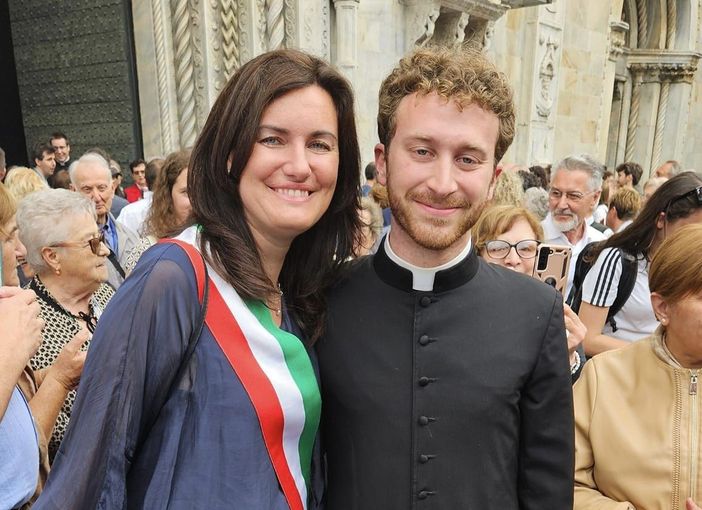 Il sindaco di Cittiglio Rossella Magnani con il neo sacerdote don Alex Di Biase (foto da Facebook Polis) Il sindaco di Cittiglio Rossella Magnani con il neo sacerdote don Alex Di Biase (foto da Facebook Polis)