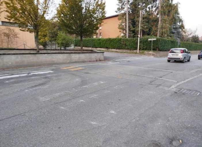 Le strisce pedonali "sparite" da via Astico Le strisce pedonali "sparite" da via Astico