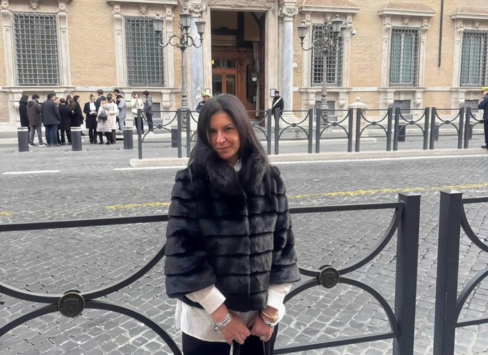 L'assessore del Comune di Brebbia Genny Luongo davanti a Palazzo Madama sede del Senato della Repubblica