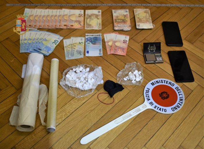 Trovato con 47 dosi di cocaina nascoste nella scocca dell'auto: arrestato